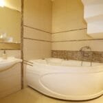 Tvarkingas vonios kambarys su san. mazgu sublokuotame name