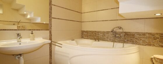 Tvarkingas vonios kambarys su san. mazgu sublokuotame name