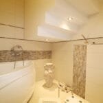 Tvarkingas vonios kambarys su san. mazgu sublokuotame name