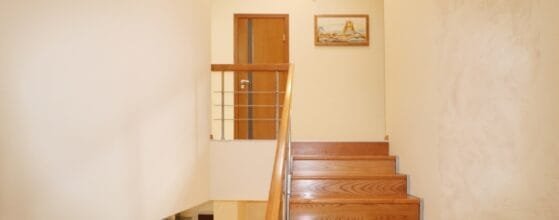 Antro aukšto kambariai ir drabužinė sublokuotame name Klaipėdoje