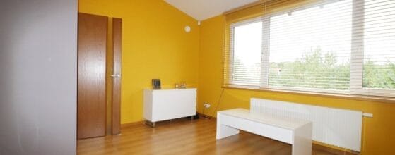 Šviesus miegamasis sublokuotame name Tauralaukyje, Klaipėdoje