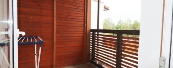 Vienas iš dviejų balkonų sublokuotame name Tauralaukyje