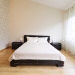 Šviesus miegamasis sublokuotame name Tauralaukyje, Klaipėdoje