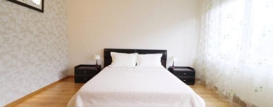 Šviesus miegamasis sublokuotame name Tauralaukyje, Klaipėdoje