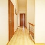 Antro aukšto kambariai ir drabužinė sublokuotame name Klaipėdoje