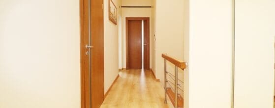 Antro aukšto kambariai ir drabužinė sublokuotame name Klaipėdoje