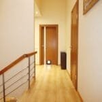 Antro aukšto kambariai ir drabužinė sublokuotame name Klaipėdoje