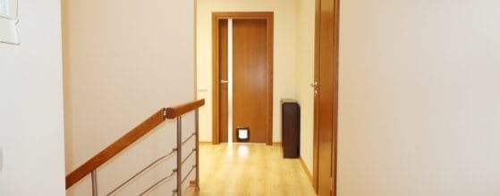 Antro aukšto kambariai ir drabužinė sublokuotame name Klaipėdoje