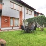 Aptverta teritorija ir automobilių stovėjimo vietos prie sublokuoto namo