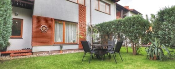 Aptverta teritorija ir automobilių stovėjimo vietos prie sublokuoto namo