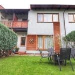 Aptverta teritorija ir automobilių stovėjimo vietos prie sublokuoto namo