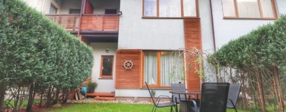 Aptverta teritorija ir automobilių stovėjimo vietos prie sublokuoto namo