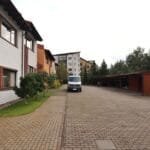 Aptverta teritorija ir automobilių stovėjimo vietos prie sublokuoto namo