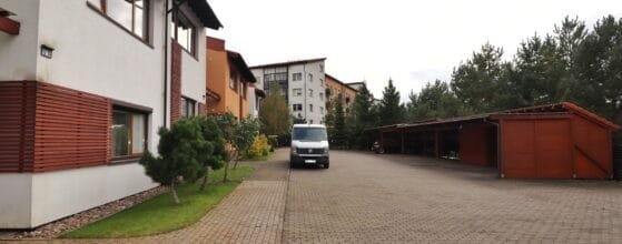 Aptverta teritorija ir automobilių stovėjimo vietos prie sublokuoto namo