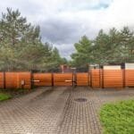 Aptverta teritorija ir automobilių stovėjimo vietos prie sublokuoto namo