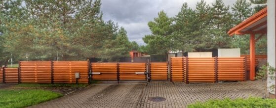 Aptverta teritorija ir automobilių stovėjimo vietos prie sublokuoto namo