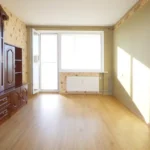 šviesi svetainė parduodamame 3 kambarių bute Telšiuose Žemaitės g.