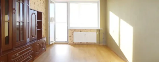 šviesi svetainė parduodamame 3 kambarių bute Telšiuose Žemaitės g.