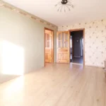 šviesi svetainė parduodamame 3 kambarių bute Telšiuose Žemaitės g.