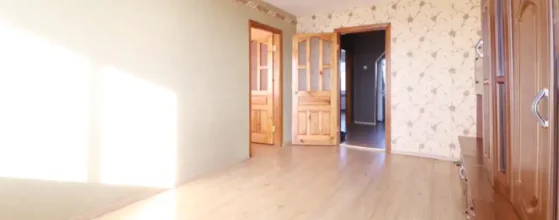 šviesi svetainė parduodamame 3 kambarių bute Telšiuose Žemaitės g.