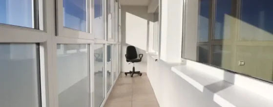 balkonas su panoraminiu vaizdu į Masčio ežerą Telšiuose