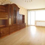 šviesi svetainė parduodamame 3 kambarių bute Telšiuose Žemaitės g.