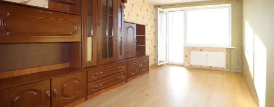 šviesi svetainė parduodamame 3 kambarių bute Telšiuose Žemaitės g.