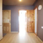 įrengta virtuvė parduodamame bute Telšiuose su buitine technika