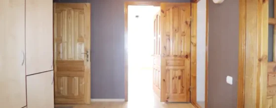 įrengta virtuvė parduodamame bute Telšiuose su buitine technika