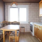 įrengta virtuvė parduodamame bute Telšiuose su buitine technika