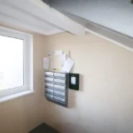 tvarkinga laiptinė renovuotame name Telšiuose