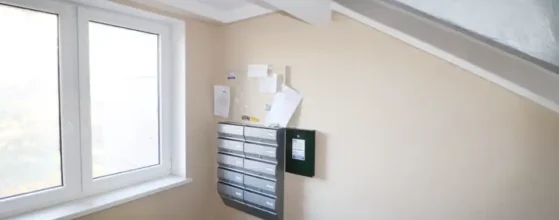 tvarkinga laiptinė renovuotame name Telšiuose