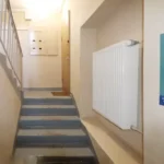 tvarkinga laiptinė renovuotame name Telšiuose