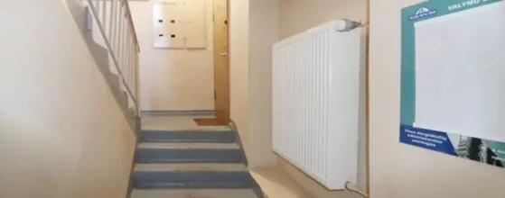 tvarkinga laiptinė renovuotame name Telšiuose