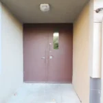 tvarkinga laiptinė renovuotame name Telšiuose