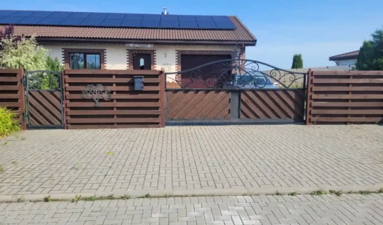 namas Klaipėdos rajone su saulės elektrine