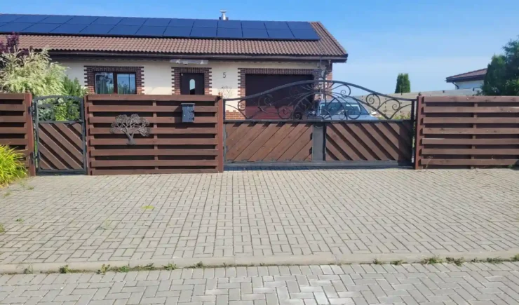 namas Klaipėdos rajone su saulės elektrine