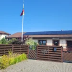 namas su saulės elektrine ant stogo