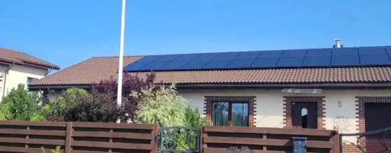 namas su saulės elektrine ant stogo