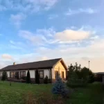 namo fasadas su betoninių čerpių stogu