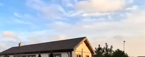 namo fasadas su betoninių čerpių stogu