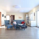 virtuvė su granito stalviršiu ir Whirlpool buitine technika