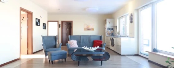 virtuvė su granito stalviršiu ir Whirlpool buitine technika