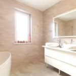 vonios kambarys su marmuro stalviršiu