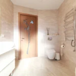 vonios kambarys su marmuro stalviršiu