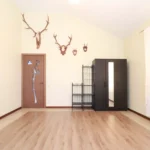 erdvus kambarys su natūralia šviesa