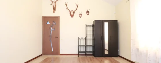 erdvus kambarys su natūralia šviesa