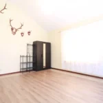 erdvus kambarys su natūralia šviesa