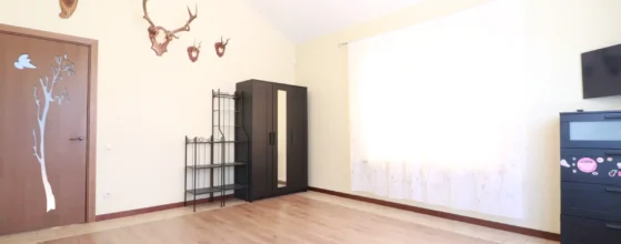 erdvus kambarys su natūralia šviesa