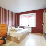 Jaukus ir šviesus kambarys su baldais Klaipėdos senamiestyje.